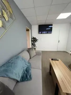 Coin salon dans l'établissement Gîte de 7 chambres à 10 min des 24H du Mans