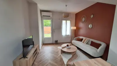 Télévision ou salle de divertissement dans l'établissement La Maison Des Pins