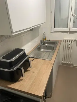 Cuisine ou kitchenette dans l'établissement Appartement confortable pour petit budget