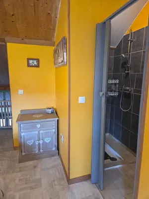 Salle de bains dans l'établissement La tanière du loup