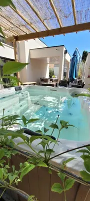 Piscine de l'établissement Chambres proche circuit 24h du Mans ou située à proximité
