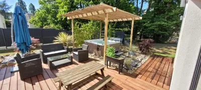 Jardin de l'établissement Chambres proche circuit 24h du Mans
