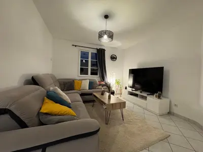 Télévision ou salle de divertissement dans l'établissement Les Lilas - 4pers - Circuit Bugatti