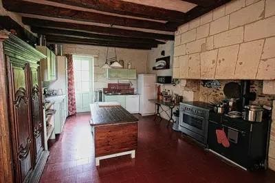 Cuisine ou kitchenette dans l'établissement Gîte - Gué Léger - Nature & Spa - Jacuzzi, Sauna et Piscine chauffée - 15 pers