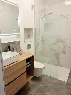 Salle de bains dans l'établissement Maison neuve proche centre ville, 24h moto, GP, 24h voiture, Le Mans Classic, 24h camion