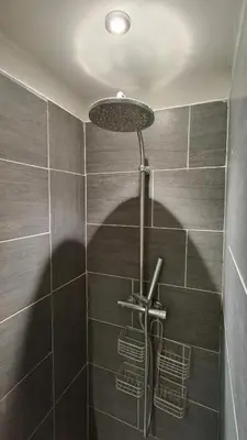 Salle de bains dans l'établissement Auberge du pré