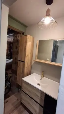 Salle de bains dans l'établissement Auberge du pré