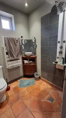 Salle de bains dans l'établissement Auberge du pré