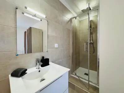 Salle de bains dans l'établissement Le Coteau de Gazonfier - quartier Bollée - 7p