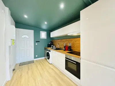 Cuisine ou kitchenette dans l'établissement Le Coteau de Gazonfier - quartier Bollée - 7p