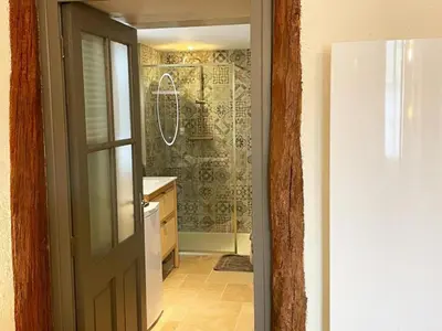 Salle de bains dans l'établissement Charmant studio tout équipé au cœur de Vallères - FR-1-381-643