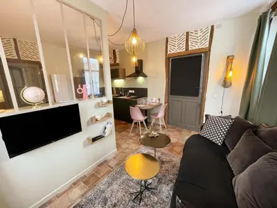 Coin salon dans l'établissement Charmant studio tout équipé au cœur de Vallères - FR-1-381-643