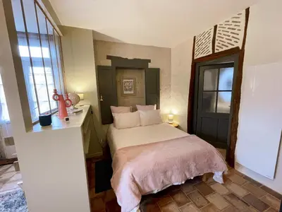 Un ou plusieurs lits dans un hébergement de l'établissement Charmant studio tout équipé au cœur de Vallères - FR-1-381-643