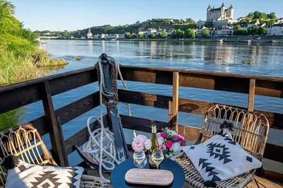 Vue sur la rivière ou le fleuve situé(e) à proximité de le bateau