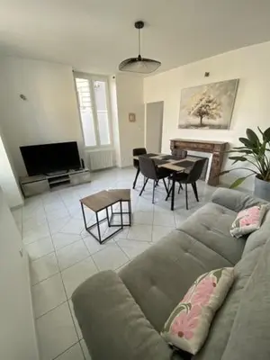 Coin salon dans l'établissement Maison 2 chambres au coeur de Noyen