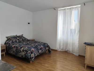 Un ou plusieurs lits dans un hébergement de l'établissement Maison 2 chambres au coeur de Noyen