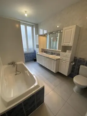 Salle de bains dans l'établissement Maison 2 chambres au coeur de Noyen