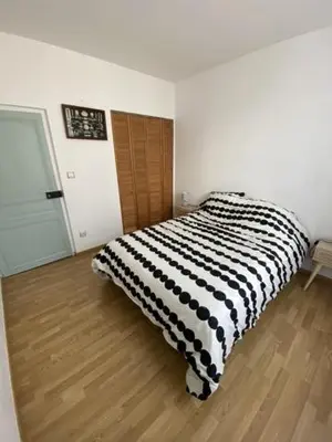 Un ou plusieurs lits dans un hébergement de l'établissement Maison 2 chambres au coeur de Noyen