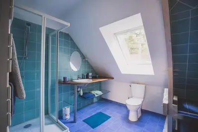 Salle de bains dans l'établissement Grande maison de caractère à quelques mètres Circuit