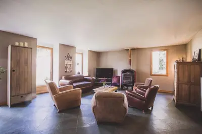 Télévision ou salle de divertissement dans l'établissement Grande maison de caractère à quelques mètres Circuit