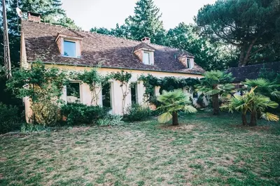 Jardin de l'établissement Grande maison de caractère à quelques mètres Circuit