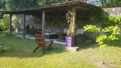 Jardin de l'établissement Grande maison de caractère à quelques mètres Circuit