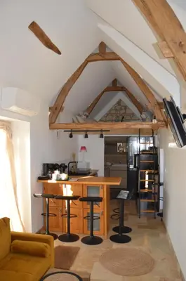 Cuisine ou kitchenette dans l'établissement Tiny house gite la Poitevinière, terrasse, barbecue, proche Saumur et Loire