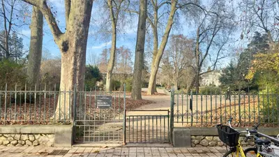 Vélo sur le terrain de l'établissement Studio cosy - Quartier Prébendes, Tours centre ou dans les environs