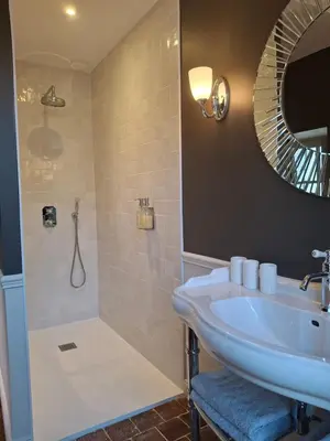 Salle de bains dans l'établissement Hôtel Savare