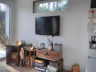Télévision ou salle de divertissement dans l'établissement La brocante