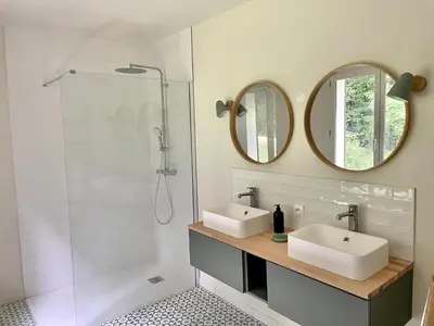 Salle de bains dans l'établissement L'Échappée Boisée - côté Vallée