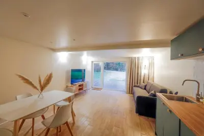 Cuisine ou kitchenette dans l'établissement The Wooded Getaway - Entire House