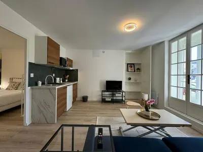 Cuisine ou kitchenette dans l'établissement Les lys Jaunes - 4pers - Wi-Fi - Parking gratuit