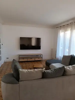 Télévision ou salle de divertissement dans l'établissement Maison proche circuit 24h