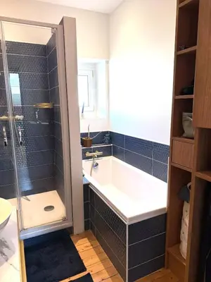 Salle de bains dans l'établissement Maison proche centre Le Mans