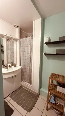 Salle de bains dans l'établissement Large bright apartment Downtown Station 5 min away