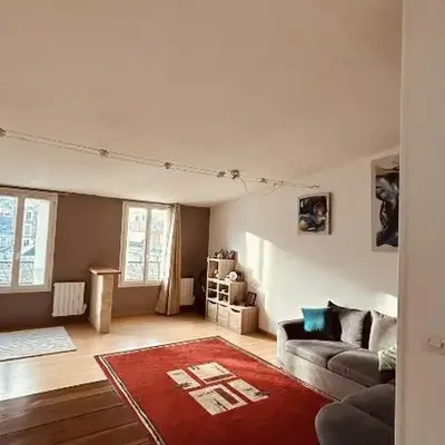 Large bright apartment Downtown Station 5 min away