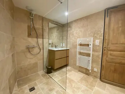 Salle de bains dans l'établissement La bergerie des petites maisons avec spa