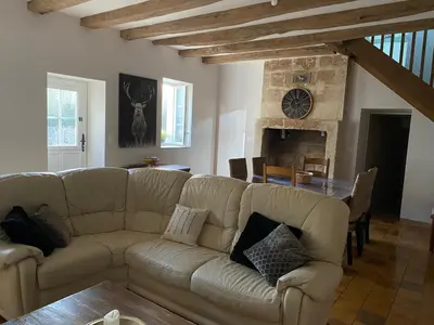 Coin salon dans l'établissement La bergerie des petites maisons avec spa