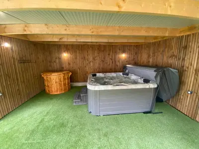 Coin salon dans l'établissement La bergerie des petites maisons avec spa