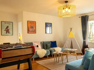 Coin salon dans l'établissement Gîte de luxe avec Piscine, Jacuzzi, Hammam, Animaux admis, Proche Le Mans - FR-1-410-451