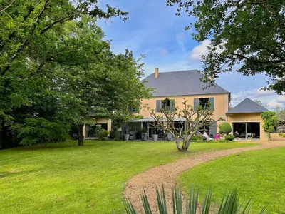 Jardin de l'établissement Gîte de luxe avec Piscine, Jacuzzi, Hammam, Animaux admis, Proche Le Mans - FR-1-410-451