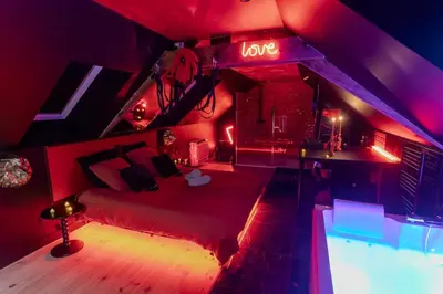 Piscine de l'établissement Love Room L'Ombre du Désir Secret ou située à proximité