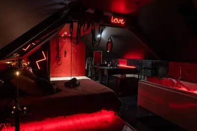 Un ou plusieurs lits dans un hébergement de l'établissement Love Room L'Ombre du Désir Secret