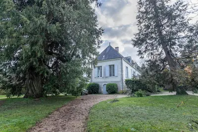 Jardin de l'établissement Domaine XVIIIe avec piscine & parc