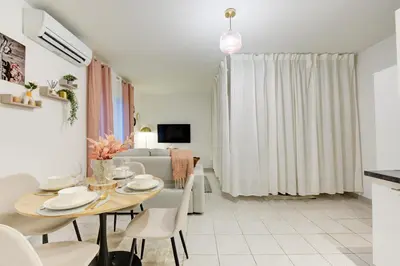 Télévision ou salle de divertissement dans l'établissement Le Sésame