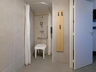 Salle de bains dans l'établissement B&B HOTEL Le Mans Nord 2