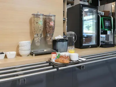 Cuisine ou kitchenette dans l'établissement B&B HOTEL Le Mans Nord 2