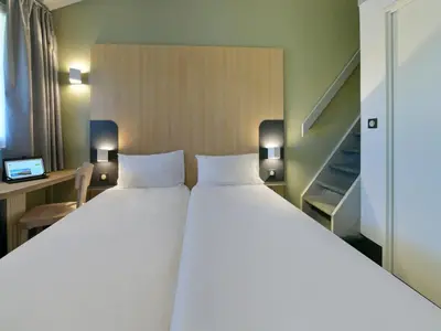 Un ou plusieurs lits dans un hébergement de l'établissement B&B HOTEL Le Mans Nord 2