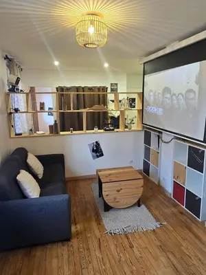 Coin salon dans l'établissement Le 7e art * home cinéma * centre-ville * Netflix